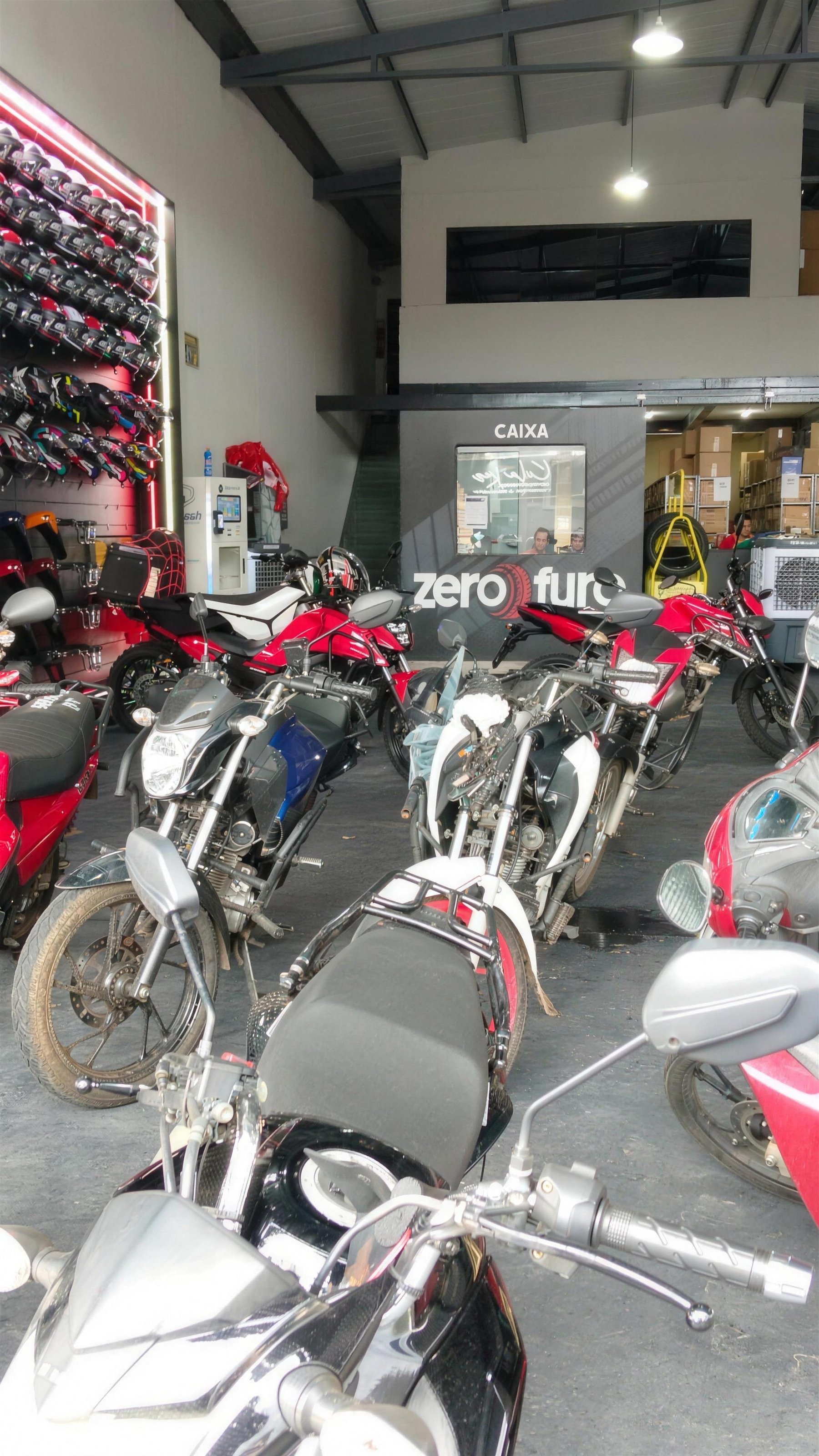 Motos no salão da Hub Motors em Goiânia
